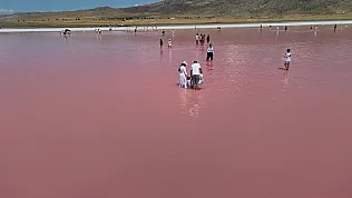 Pembe renge bürünen Tuz Gölü ziyaretçi akınına uğruyor