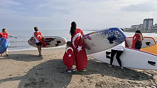 Samsun'da SUP sporcularından Karadeniz'de Cumhuriyet Bayramı kutlaması