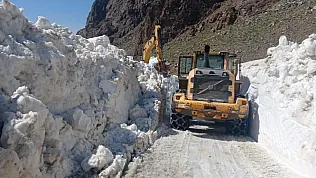 Temmuzda Kar Mesaisi! Hakkari'de 5 Metrelik Kar Tünelleri Oluştu