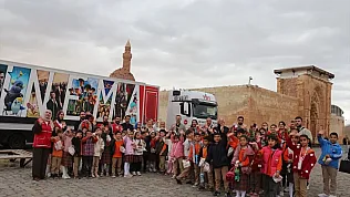 TRT Sinema Tırı Ağrı'da: Çocuklar İshak Paşa Sarayı önünde sinemayla buluştu