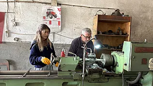 Üniversite mezunu genç kız babasının yanında tornacılığı öğreniyor