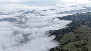 Yakakent'in yüksek kesimleri sis altında kaldı