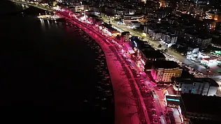 YEDAŞ meme kanseri farkındalığı için sahili pembe ışıklarla kapladı