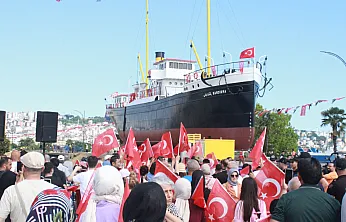 Bandırma Vapuru artık Tütün İskelesi'nin yanında