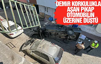 Demir korkulukları aşan pikap otomobilin üzerine düştü
