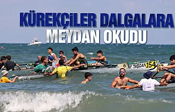 Deniz küreği şampiyonasında sporcular dalgalarla mücadele etti