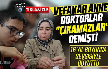 Doktorların yaşamaz dediği ikizlerini hayata hazırlıyor