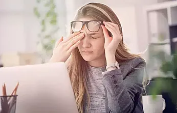 Göz seğirmesi neden olur?