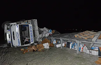 Havza'da tır ile kamyon çarpıştı, yol trafiğe kapandı