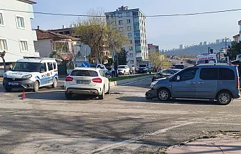 İki araç çarpıştı, 3 kişi yaralandı