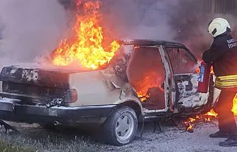 Kaportacı dükkanında otomobil alev aldı