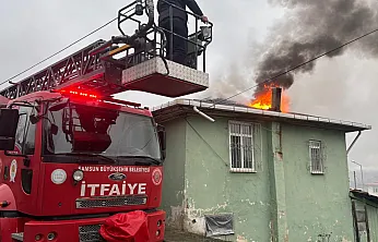 Kavak'ta korkutan yangın! İki katlı binanın çatısı alevlere teslim oldu