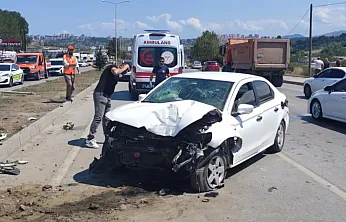 Samsun'da İki Otomobil Çarpıştı: 3 Yaralı
