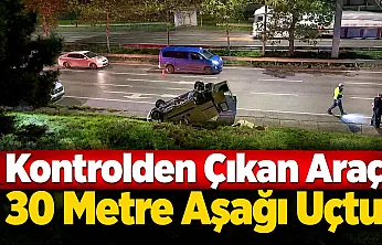 Samsun'da korkutan kaza! Hafif ticari araç 30 metre yükseklikten bulvara uçtu