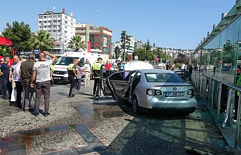 Samsun'da tramvay durağına araç çarptı: 3 yaralı