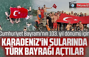 Samsun'da yüzücülerden Karadeniz'de 29 Ekim Cumhuriyet Bayramı kutlaması
