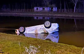 Sulama kanalına uçan otomobil can aldı