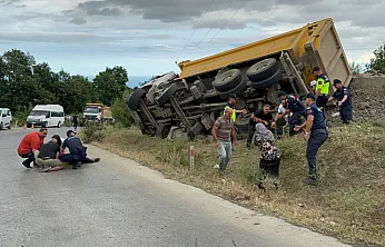 Taş yüklü kamyon devrildi sürücüsü hayatını kaybetti