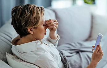 Telefonu elinden düşürmeyenler dikkat! Baş ağrınızın sebebi cebinizde olabilir