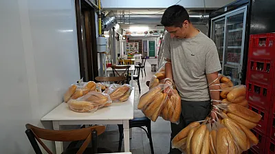 100 ekmeği tek seferde taşıyor