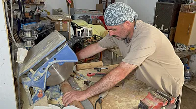 Acil serviste hayat kurtarıyor, atölyesinde bambuyu sanata dönüştürüyor