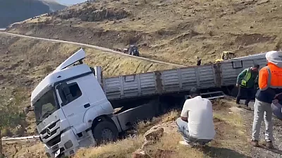 Bingöl Solhan'da korkutan kaza: İnşaat malzemesi yüklü tır uçurumda askıda kaldı