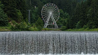 Doğu Karadeniz'in en büyük dönme dolabı Uzungöl'de yoğun ilgi görüyor