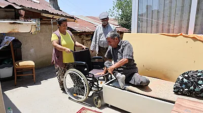 Engelli kayınbiraderine 7 yıldır evladı gibi bakıyor