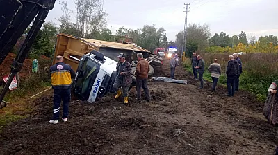 Samsun'da kum yüklü kamyon devrildi: Sürücü hayatını kaybetti