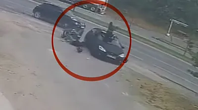 Samsun'da motosiklet otomobile çarptı! Feci kaza kamerada: 2 yaralı