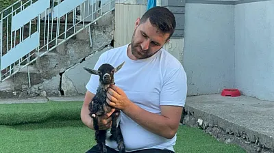 Yem almaya gittiler, engelli keçiyi sahiplendiler