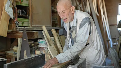 70 yıllık meslek aşkı: 90 yaşında hala ahşaba şekil veriyor