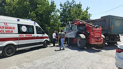 Bafra'da Kavşakta Kaza! İş Makinesi ile Kamyon Çarpıştı, 1 Yaralı