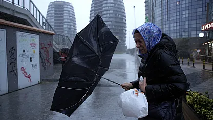 İstanbul'da fırtına vatandaşlara zor anlar yaşattı
