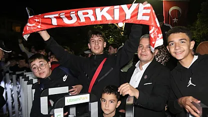 Kocaeli'de milli coşku! Ay-yıldızlılara yüzlerce taraftardan sevgi seli