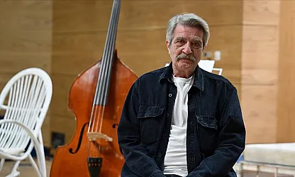 33 yıldır hem yönetiyor hem oynuyor