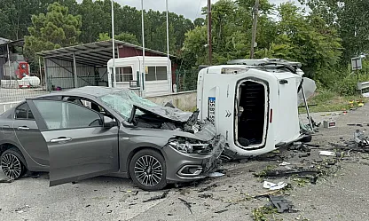 Ağaca çarpıp havalanan araç, karşı şeritteki otomobilin üzerine düştü: 4 yaralı