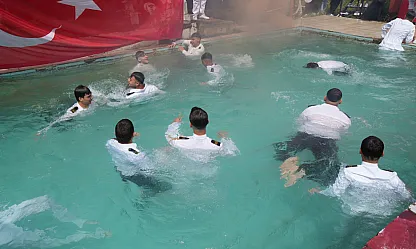 Denizci öğrenciler mezuniyeti havuza atlayarak kutladı