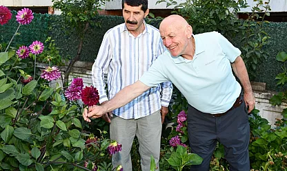 Emeklilik günlerini rengarenk bir çiçek bahçesiyle taçlandırdı