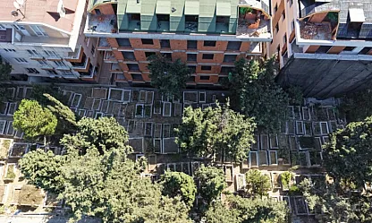 Mezarlığın dibine yeni binalar yapıldı: Dairelerden mezar taşları görünüyor