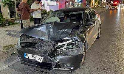 Otomobil hafif ticari araca arkadan çarptı