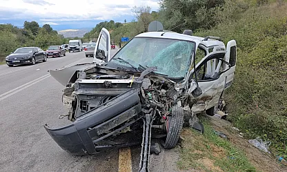 Otomobil ile hafif ticari araç kafa kafaya çarpıştı
