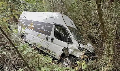 Samsun'da minibüs şarampole yuvarlandı 2 yaralı