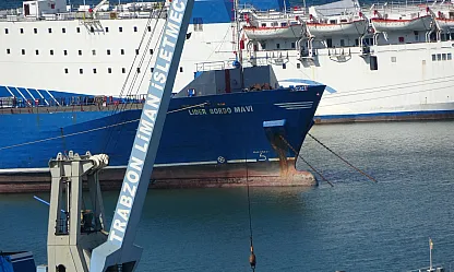 Vurulan Ro-Ro gemisi Trabzon Limanı'na demirledi