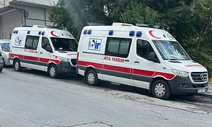 Tünel çıkışında kamyona çarpan otomobil takla attı