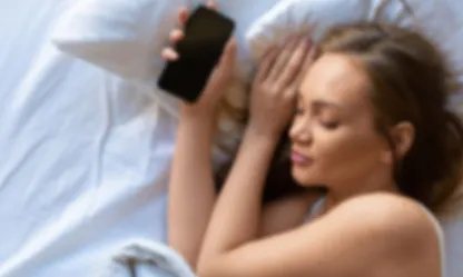 Uzmanlardan uyarı: Telefon gece yastık altında olmamalı