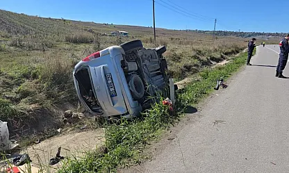 Vezirköprü'de hafif ticari araç şarampole devrildi: 1 yaralı