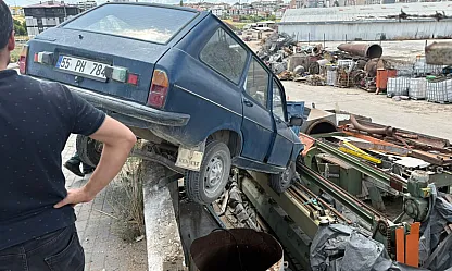 Vezirköprü'de otomobil yoldan çıktı: Sürücü yaralandı
