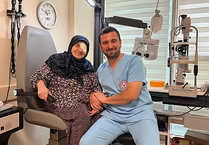 Katarakt hastası kadına doktor torunu ışık oldu