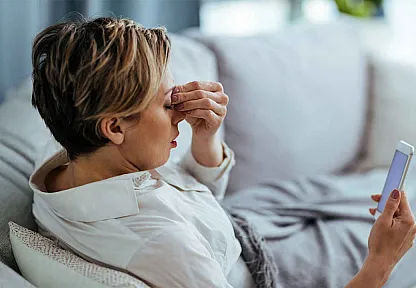 Telefonu elinden düşürmeyenler dikkat! Baş ağrınızın sebebi cebinizde olabilir